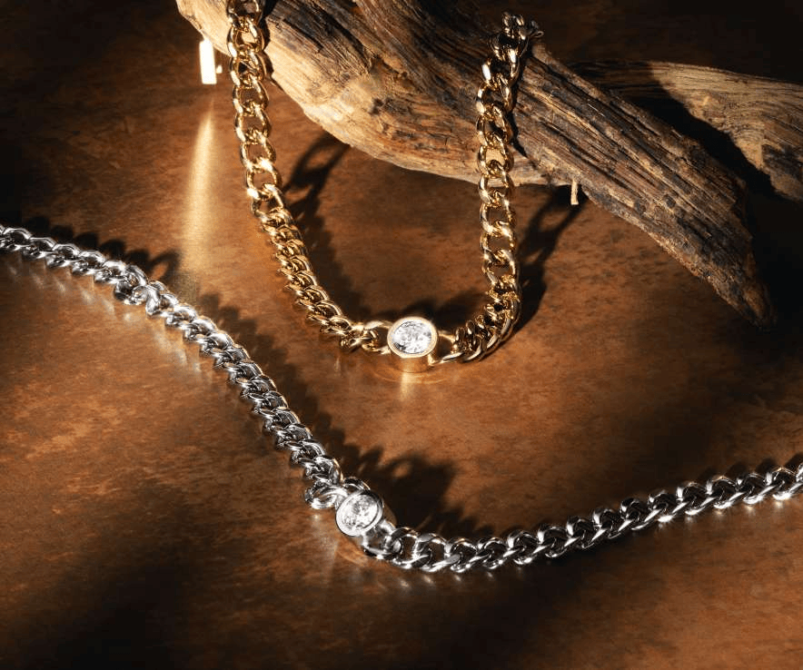 Colliers or et argent Lotus Style sur bois